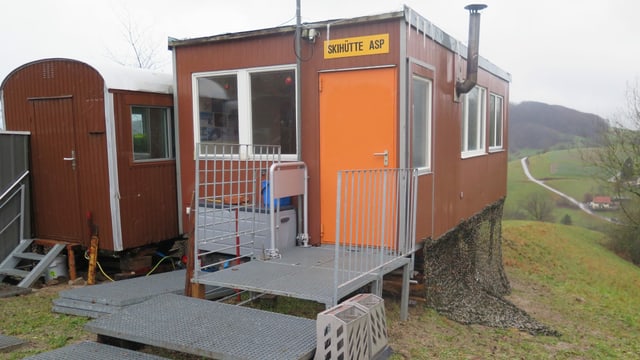 Container mit Aufschrift Skihütte. Container mit Aufschrift Skihütte.