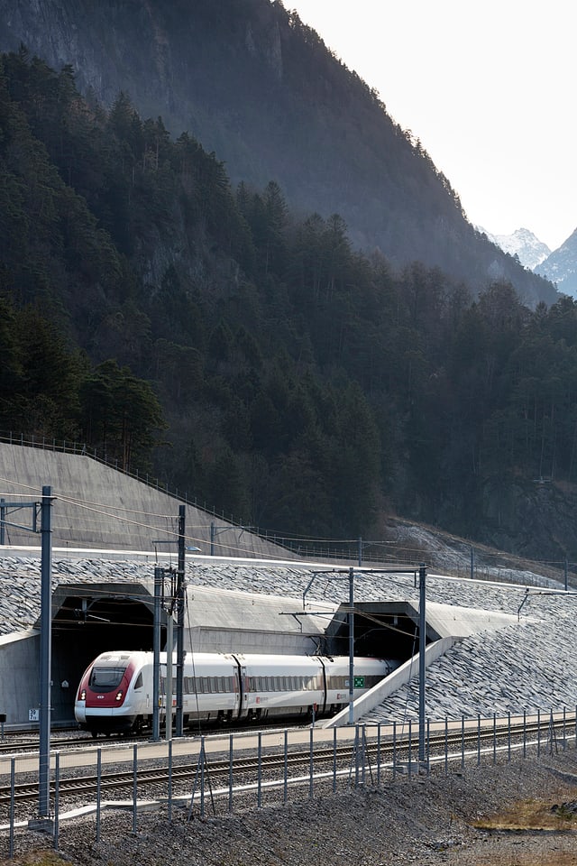 Ein Personenzug der SBB verlässt das Nordportal des Gotthard-Basistunnels. (Archivbild) Ein Personenzug der SBB verlässt das Nordportal des Gotthard-Basistunnels. (Archivbild)