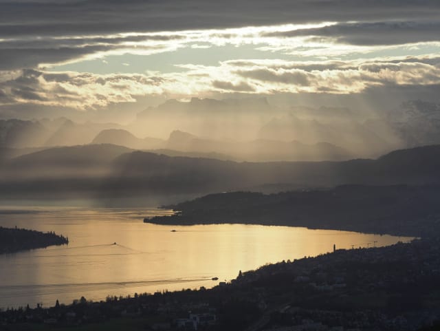 Lücken in den Wolken lassen Sonnenstrahlen durch.