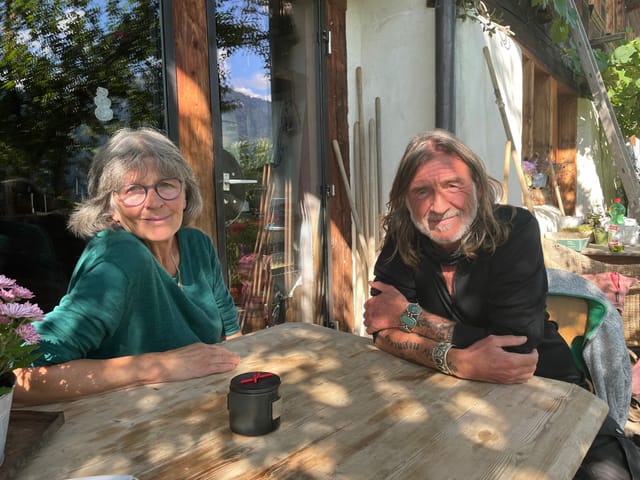 Während der grösste Teil ihrer Familie den Sommer auf der Alp verbringt, hält Marianne Haueter im Tal die Stellung.