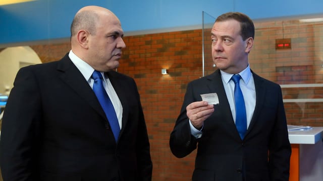 Mishustin und Medwedew (r.) Mishustin und Medwedew (r.)
