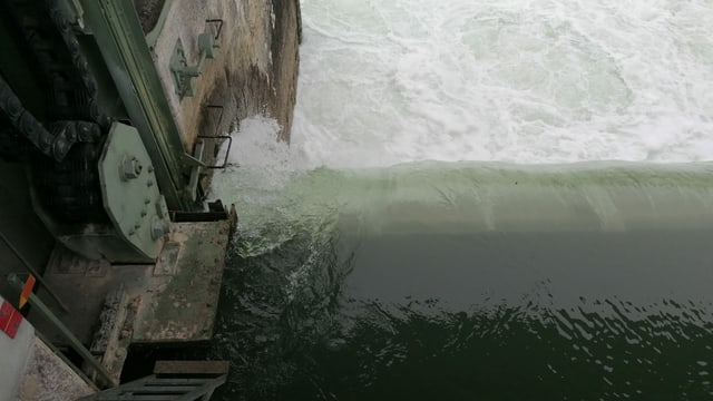 Wasser fliesst über das Wehr Wasser fliesst über das Wehr
