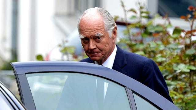 Xstrata-Präsident John Bond steigt mit zerknirschter Mine in eine Limousine. Xstrata-Präsident John Bond steigt mit zerknirschter Mine in eine Limousine.