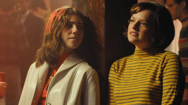 Peggy Olson (Elisabeth Moss) und Joyce (Zosia Mamet) in einem Partylokal. Peggy Olson (Elisabeth Moss) und Joyce (Zosia Mamet) in einem Partylokal.