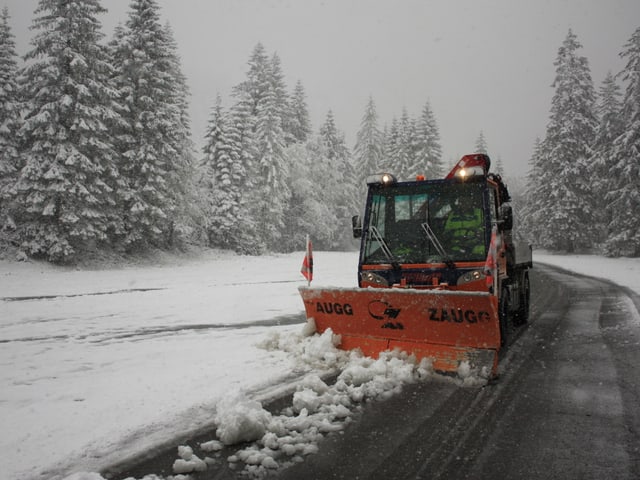 Ein Schneepflug räumt die Strasse frei. Ein Schneepflug räumt die Strasse frei.