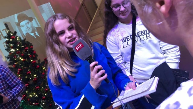 Mädchen als Radioreporterin Mädchen als Radioreporterin