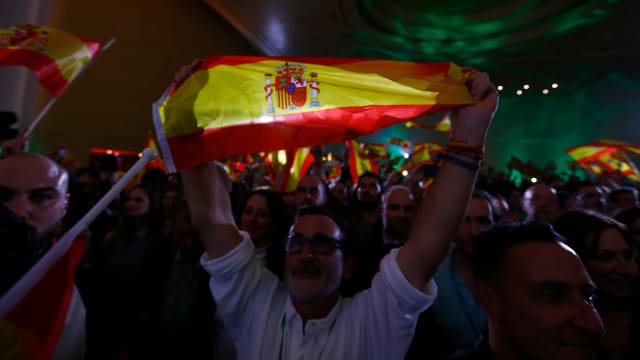 Anhänger der Rechtsaussen-Partei Vox feiern das Ergebnis nach den Regionalwahlen in Andalusien. Anhänger der Rechtsaussen-Partei Vox feiern das Ergebnis nach den Regionalwahlen in Andalusien.