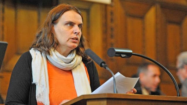 Elisabeth Ackermann am Rednerpult während einer Debatte im Grossen Rat. Elisabeth Ackermann am Rednerpult während einer Debatte im Grossen Rat.