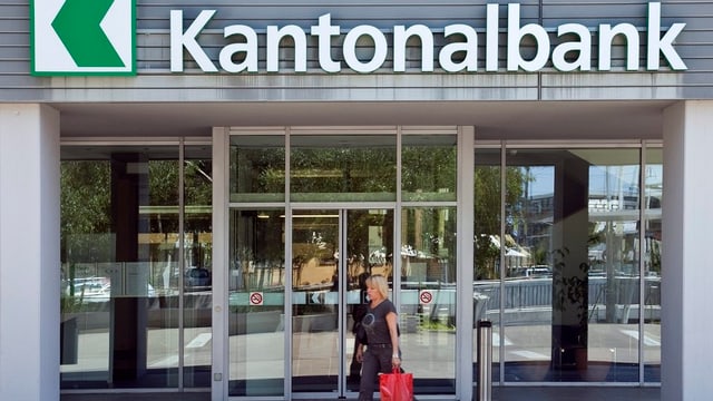 Das Eingangsportal am Hauptsitz der Thurgauer Kantonalbank in Weinfelden.