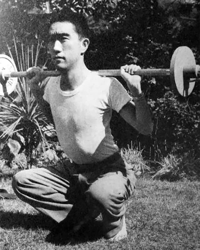 Mishima beim Trainieren in seinem Garten, Herbst 1955. Mishima beim Trainieren in seinem Garten, Herbst 1955.