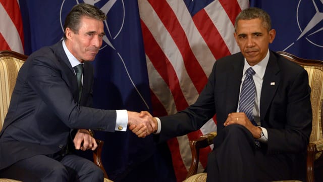 Nato-Chef Rasmussen und Obama geben sich vor Nato- und US-Flagge die Hand. Nato-Chef Rasmussen und Obama geben sich vor Nato- und US-Flagge die Hand.