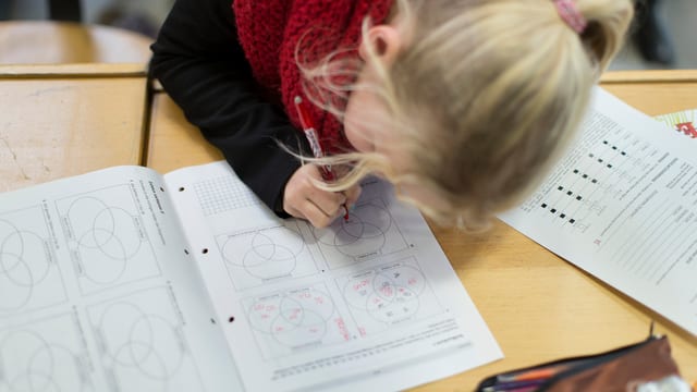 Mädchen schriebt in der Schule. Mädchen schriebt in der Schule.