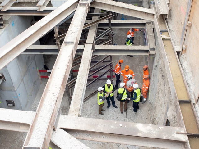 Bauleute auf der unterirdischen Baustelle des Kunsthauses Bauleute auf der unterirdischen Baustelle des Kunsthauses