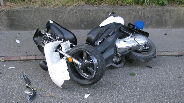 Zerstörter weiss-schwarzer Motorrad-Roller. Zerstörter weiss-schwarzer Motorrad-Roller.
