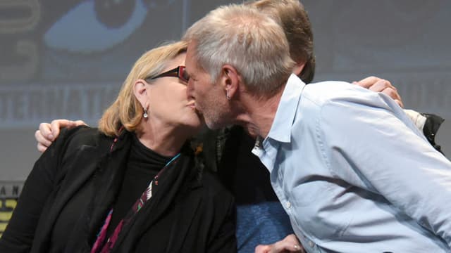 Carrie Fisher und Harrsion Ford küssen sich für die Kameras Carrie Fisher und Harrsion Ford küssen sich für die Kameras