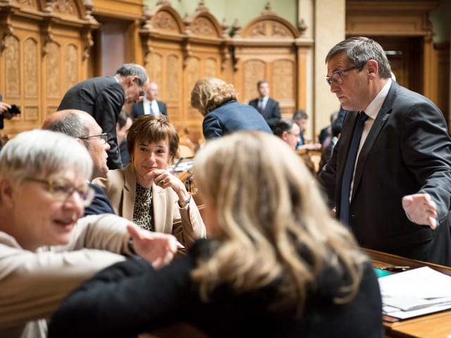 Cusseglieras e cussegliers naziunals en discussiun durant l'emprim di da la sessiun. Cusseglieras e cussegliers naziunals en discussiun durant l'emprim di da la sessiun.