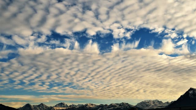 Kein Loch, eher ein Riss in der Wolkendecke. Kein Loch, eher ein Riss in der Wolkendecke.