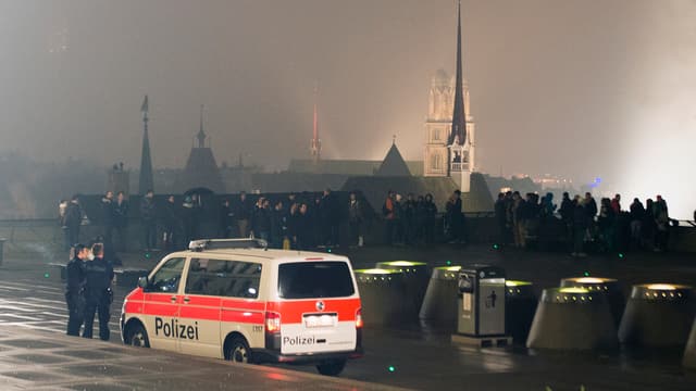Silvester auf der ETH Terrasse. Leute feiern. Ein Polizeiauto steht auch da. Silvester auf der ETH Terrasse. Leute feiern. Ein Polizeiauto steht auch da.