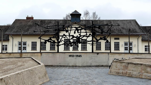 Gebäude mit Skulptur davor, die ausgehungerte Menschen darstellt. Gebäude mit Skulptur davor, die ausgehungerte Menschen darstellt.