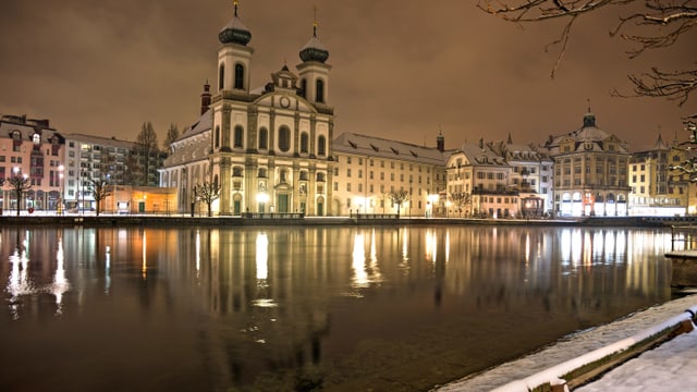 Der Reuss entlang lag in der Nacht Schnee. Der Reuss entlang lag in der Nacht Schnee.