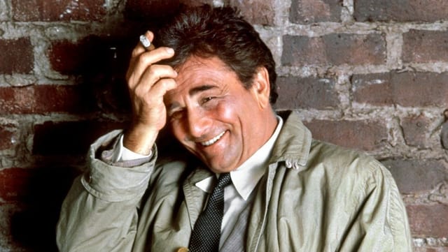 Columbo hält sich die Hand mit Zigarre an den Kopf. Ist es Freude oder Verzweiflung? Columbo hält sich die Hand mit Zigarre an den Kopf. Ist es Freude oder Verzweiflung?