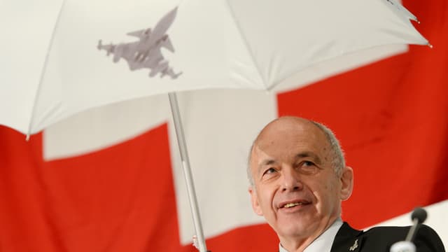 Ueli Maurer unter einem Regenschirm mit Gripen-Bild. Ueli Maurer unter einem Regenschirm mit Gripen-Bild.