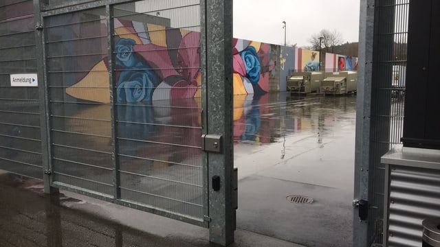 Die farbig angesprayte Gefängnismauer. Die farbig angesprayte Gefängnismauer.
