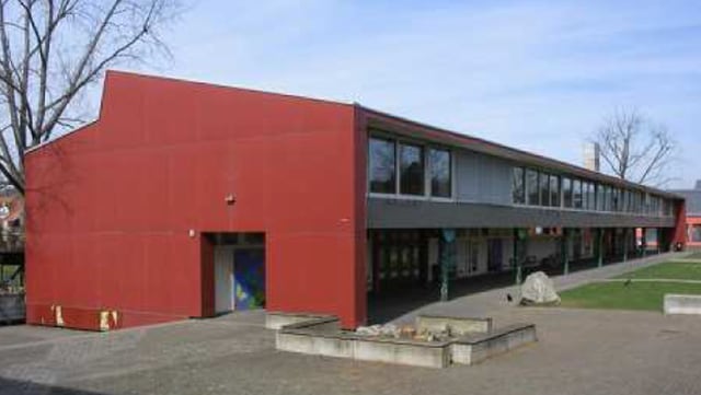 Ein Schulhaus von aussen. Ein Schulhaus von aussen.