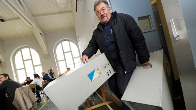 Zwei Urnen werden bei einer Abstimmung weggetragen Zwei Urnen werden bei einer Abstimmung weggetragen