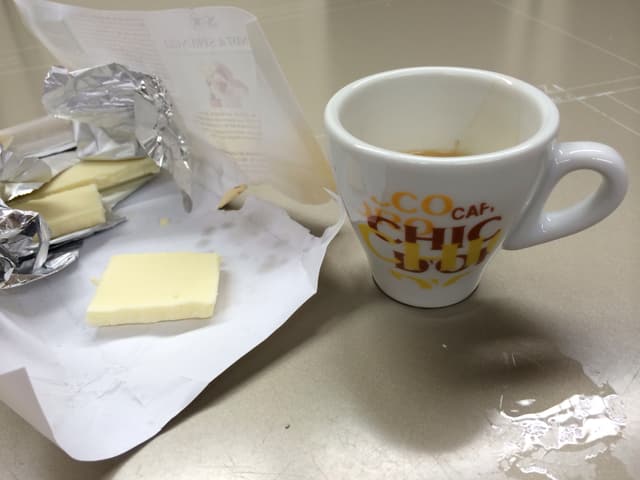 Kaffeetasse und weisse Schokolade.
