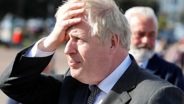 Johnson mit der Hand am Kopf. Johnson mit der Hand am Kopf.