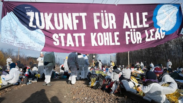 Demonstranten mit Banner besetzen Geleise. Demonstranten mit Banner besetzen Geleise.