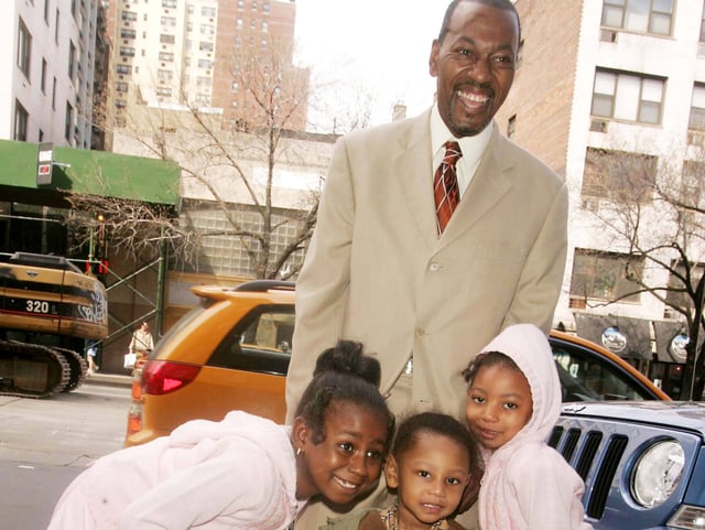Foto von Autrey mit seinen Kindern auf der Strasse in New York Foto von Autrey mit seinen Kindern auf der Strasse in New York