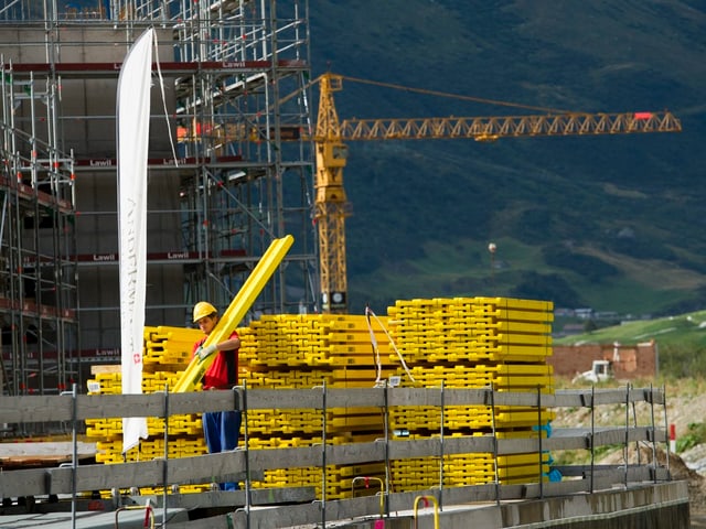 Ein Bauarbeiter bei der Arbeit auf einer Baustelle in Andermatt. Ein Bauarbeiter bei der Arbeit auf einer Baustelle in Andermatt.