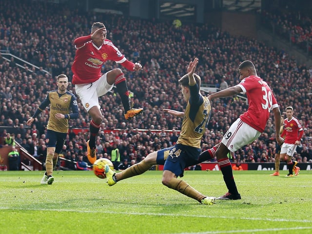 Rashford schiesst, ein Gegenspieler kommt nicht mehr an den Ball, ein Mitspieler springt auf.
