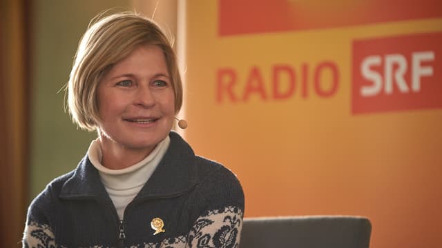Ariane Ehrat im grünen Pullover. Ariane Ehrat im grünen Pullover.