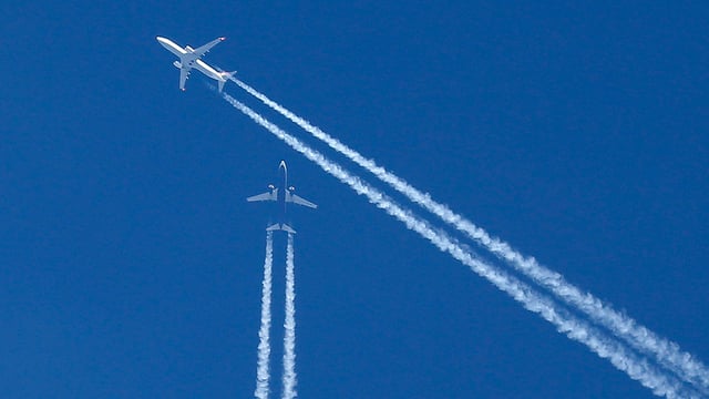 Zwei Flugzeuge kreuzen sich am Himmel. (keystone) Zwei Flugzeuge kreuzen sich am Himmel. (keystone)