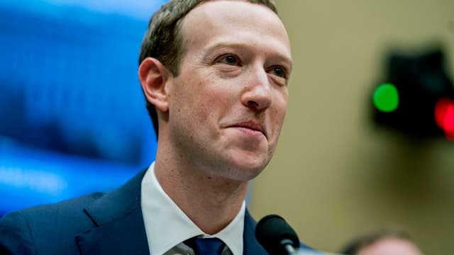 Mark Zuckerberg mit einem verkniffenen Lächeln im Gesicht. Mark Zuckerberg mit einem verkniffenen Lächeln im Gesicht.