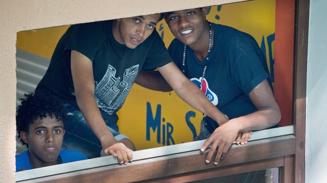 Drei eritreische Männer lachen in Kamera Drei eritreische Männer lachen in Kamera