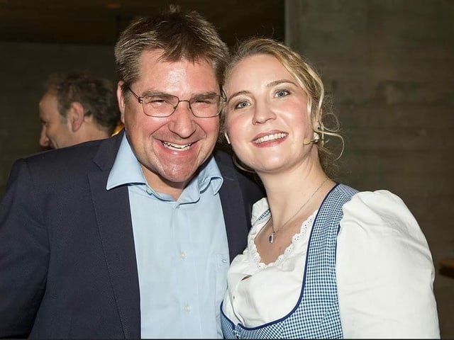 Frau und Mann posieren für Foto. Frau und Mann posieren für Foto.