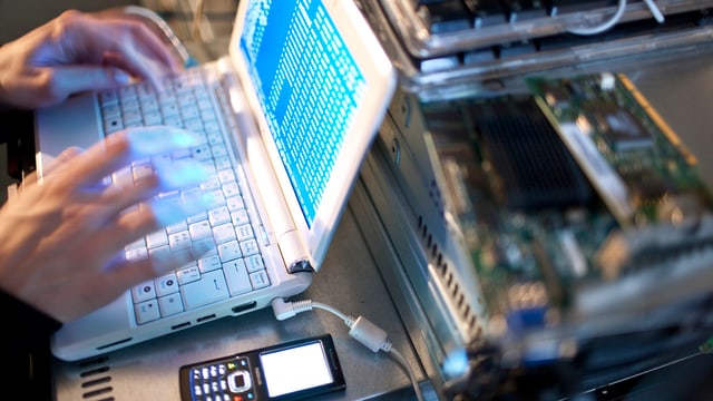Ein Mann am Computer. Ein Mann am Computer.