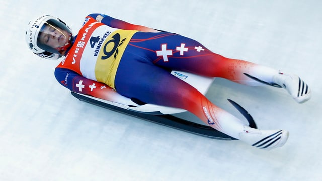 Martina Kocher auf einem Schlitten in einem Eiskanal. Martina Kocher auf einem Schlitten in einem Eiskanal.
