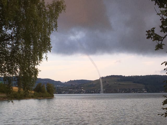 Wasserhose über dem See.