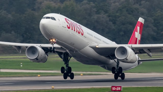 Flugzeug der Swiss startet in Zürich. Flugzeug der Swiss startet in Zürich.