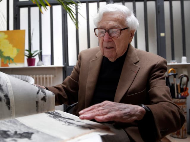 John Morris schaut Bilder an. John Morris schaut Bilder an.