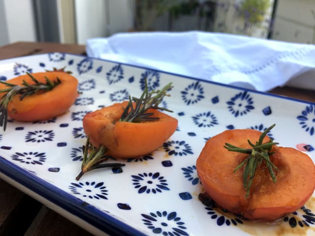 Honigaprikosen mit Rosmarin vom Grill. Honigaprikosen mit Rosmarin vom Grill.