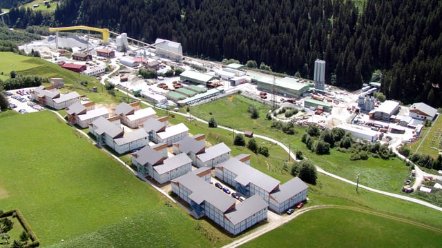 Il cumplex d'abitar per ils miniers sur il plazzal da la NEAT a Sedrun. Il cumplex d'abitar per ils miniers sur il plazzal da la NEAT a Sedrun.