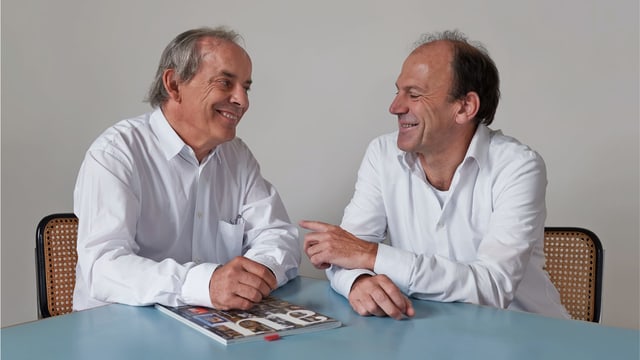 Zwei Männer in weissen Hemden. Zwei Männer in weissen Hemden.