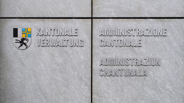 Beschriftung eines kantonalen Verwaltungsgebäudes in drei Sprachen. Beschriftung eines kantonalen Verwaltungsgebäudes in drei Sprachen.