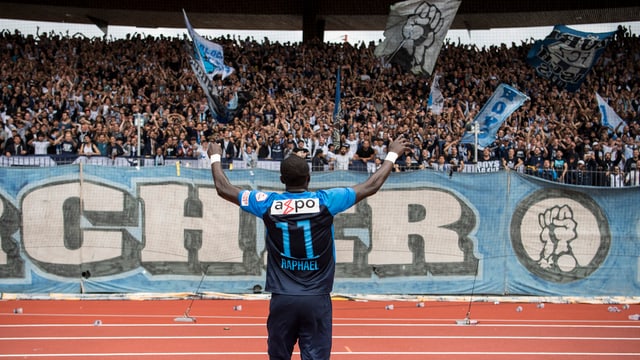 Zürichs Angreifer Raphael Dwamena lässt sich von der Südkurve feiern Zürichs Angreifer Raphael Dwamena lässt sich von der Südkurve feiern